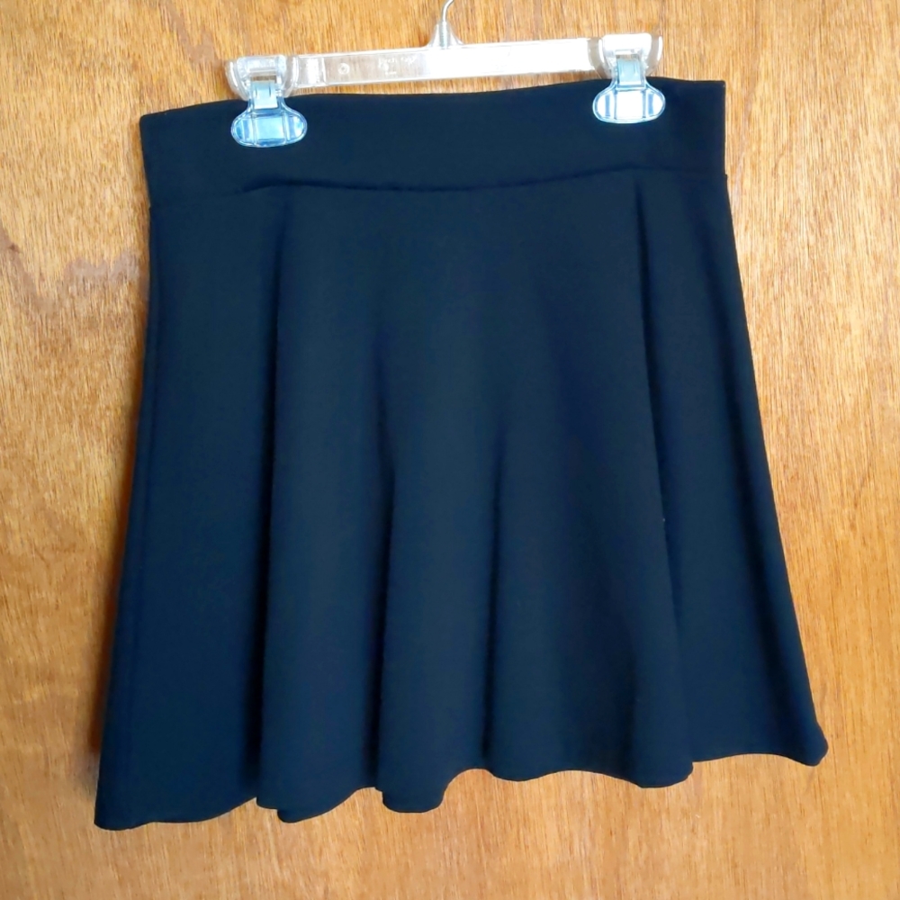 Decree Flowy Black Skirt - M